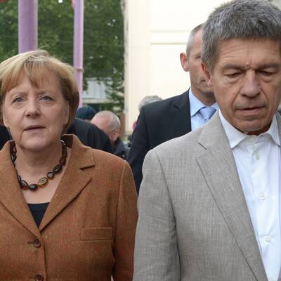  Die Kanzlerin wählte mit ihrem Mann Joachim Sauer in Berlin-Mitte.