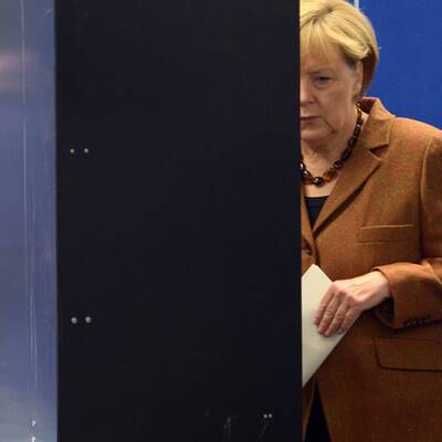  Die Kanzlerin wählte mit ihrem Mann Joachim Sauer in Berlin-Mitte.