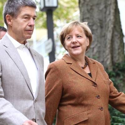  Die Kanzlerin wählte mit ihrem Mann Joachim Sauer in Berlin-Mitte.