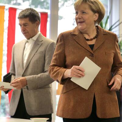  Die Kanzlerin wählte mit ihrem Mann Joachim Sauer in Berlin-Mitte.