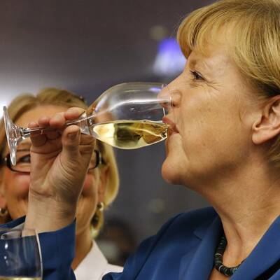 Die Kanzlerin gönnte sich einen Schluck Weisswein nach dem Sieg.