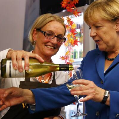 Die Kanzlerin gönnte sich einen Schluck Weisswein nach dem Sieg.