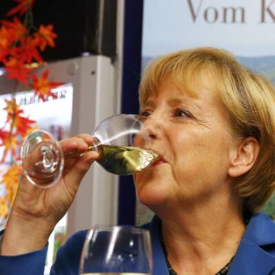 Die Kanzlerin gönnte sich einen Schluck Weisswein nach dem Sieg.