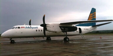 Flugzeug st&uuml;rzt mit 25 Insassen ins Meer