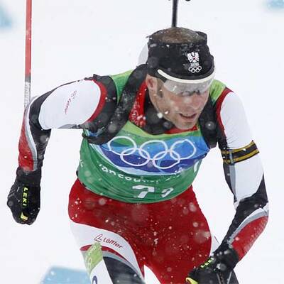 Biathleten laufen und schießen Silber
