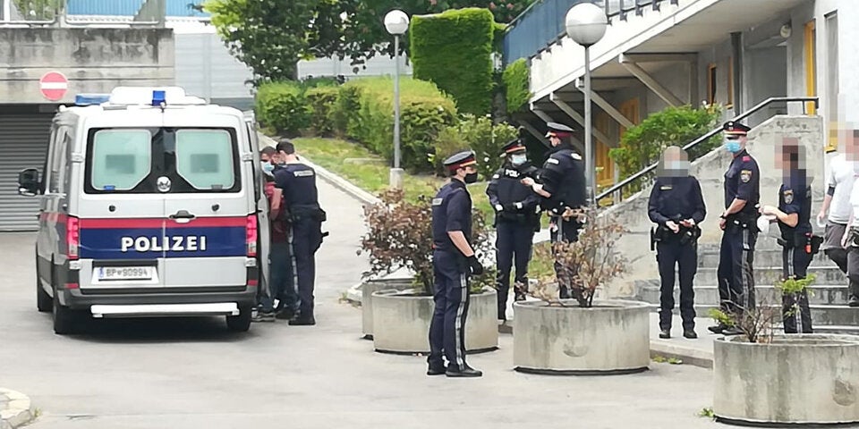 Hausbewohner droht spielenden Kindern mit Messer