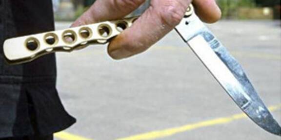 Teenie (16) sticht  mit Klappmesser auf Bruder ein