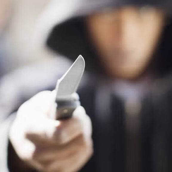 Bande überfiel zwei Burschen mit Messer und Pfefferspray