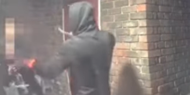 Horror-Moment: Messermann geht vor Wohnung auf Frau los