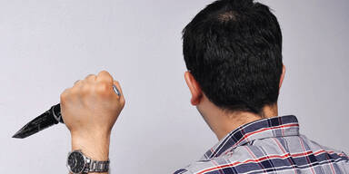 Mann stach mit Messer auf Bekannten ein