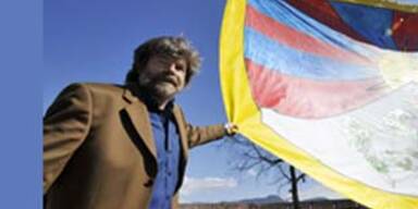 Messner hisst tibetische Flagge