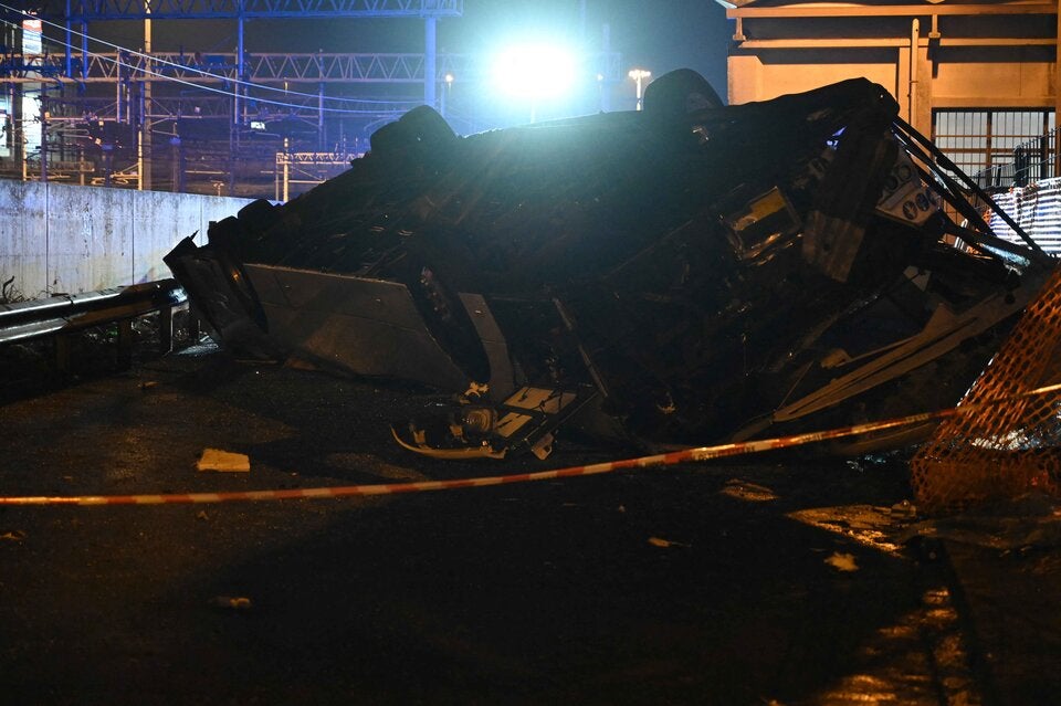 Bus stürzt von Hochstraße in Norditalien: 21 Tote