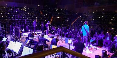 Orchester spielt Metallica-Hits.