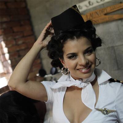 Arbeitslose Stewardessen ziehen blank