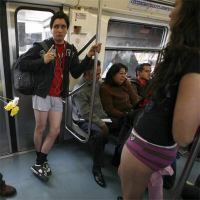 Halbnackte Menschen stürmen die U-Bahnen