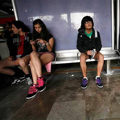 Halbnackte Menschen stürmen die U-Bahnen