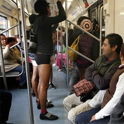Halbnackte Menschen stürmen die U-Bahnen