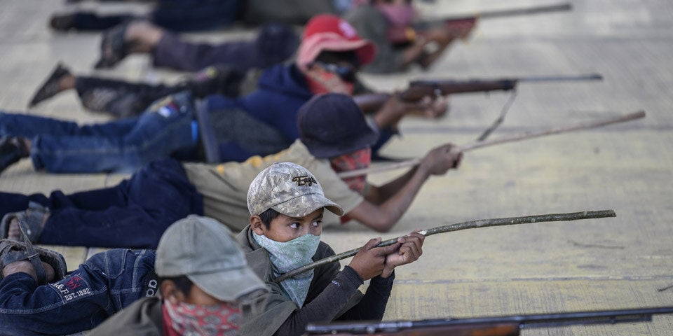 Drogenkrieg: 5-Jährige üben an der Waffe