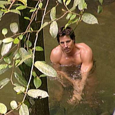 Nackt-Alarm im Urwald