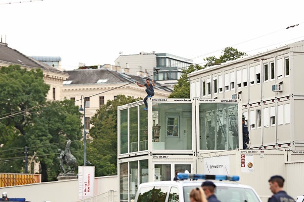 Flüchtling klettert auf Parlament