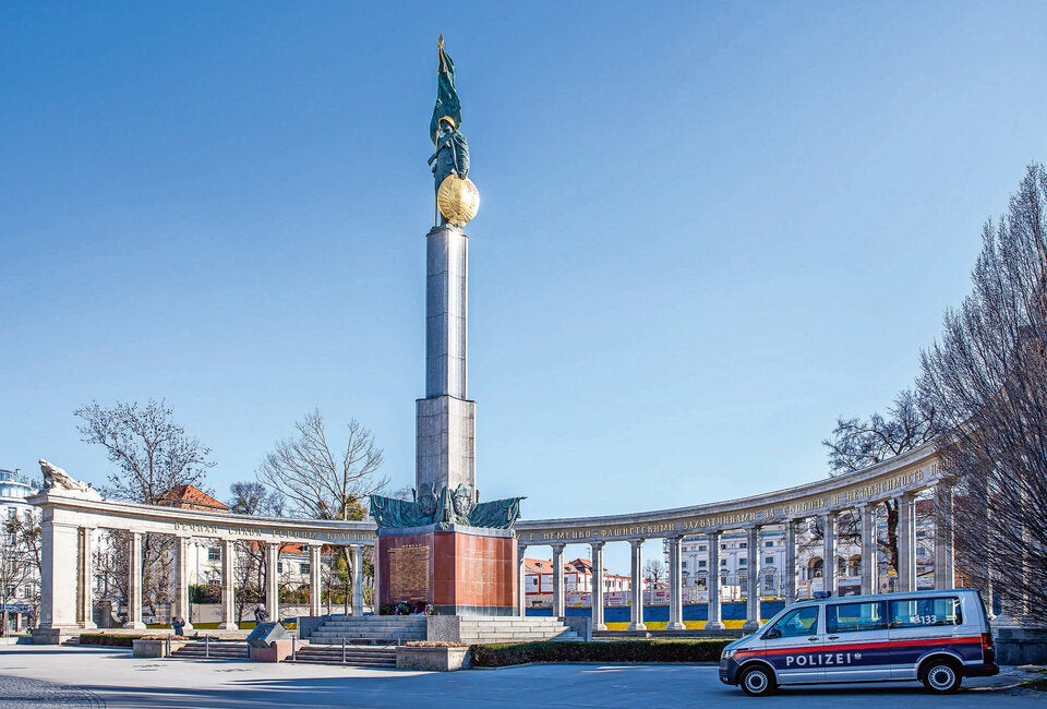 Ukraine-Farben zieren Russen-Denkmal in Wien