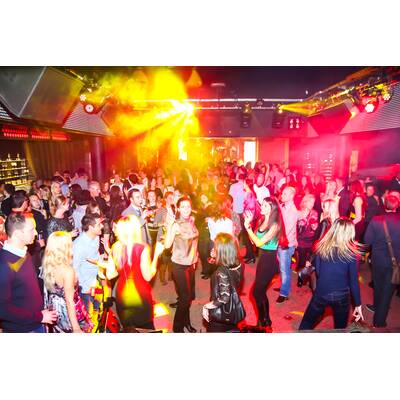 Miriam Geiregger mit HTC marketing-Leiter und der MADONNA-Siegerin 