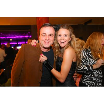 Miriam Geiregger mit HTC marketing-Leiter und der MADONNA-Siegerin 