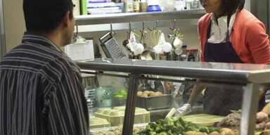 Michelle gab in Armenküche Essen aus