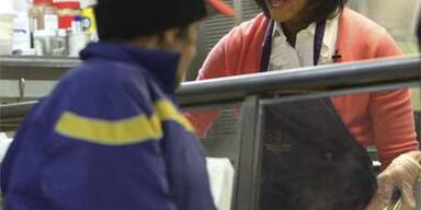 Michelle gab in Armenküche Essen aus