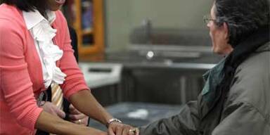 Michelle gab in Armenküche Essen aus