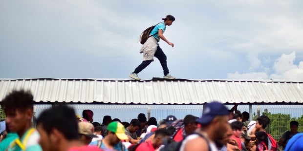 Migranten durchbrechen Grenze zu Mexiko