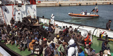 Muslime warfen Christen ins Meer