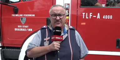 Mike Vogl vor Feuerwehrauto