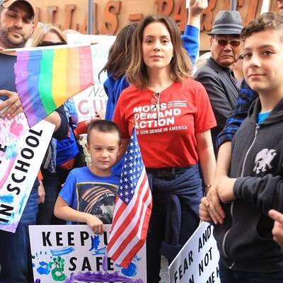 Alissa Milano zeigt ihren Widerstand gegen Wafengewalt