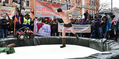 Bauern-Demo in Wien mit Mega-Milchsee