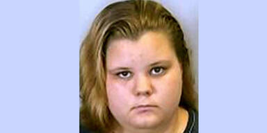 Frau lie&szlig; sich von Hund oral befriedigen