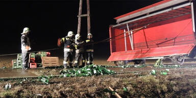 Lkw-Unfall: 550 Kisten Mineral zerbrochen