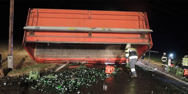 Lkw-Unfall: 550 Kisten Mineral zerbrochen