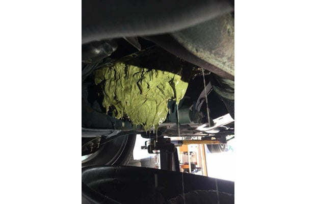 Totalschaden: Frau füllte Scheibenreiniger statt Öl nach