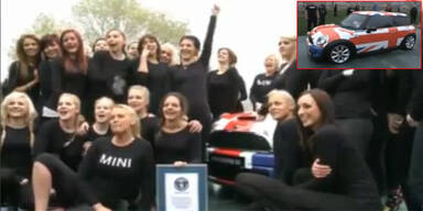 28 Frauen zwängten sich in einen Mini