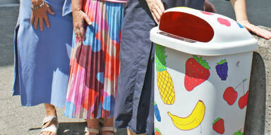 Sch&uuml;ler gestalten bunte M&uuml;lleimer.