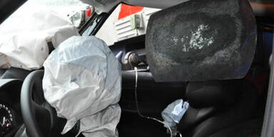 Auto von Zug erfasst - Frau schwer verletzt 