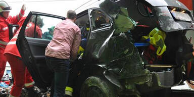 Auto von Zug erfasst - Frau schwer verletzt 