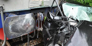 Auto von Zug erfasst - Frau schwer verletzt 