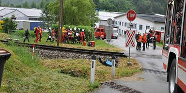 Auto von Zug erfasst - Frau schwer verletzt 