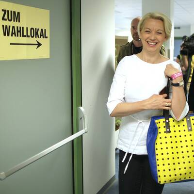 NEOS-Spitzenkandidaten Angelika Mlinar bei der Stimmabgabe in Wien.