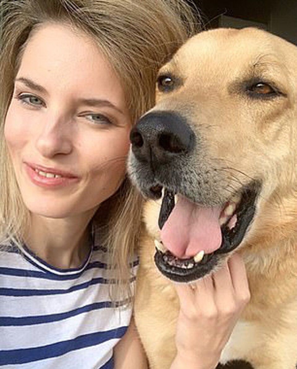 Hund beißt Model ins Gesicht