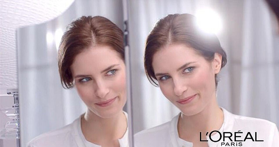 Hund beißt Model ins Gesicht