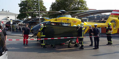 Mann am Bahnhof M&ouml;dling von Zug erfasst