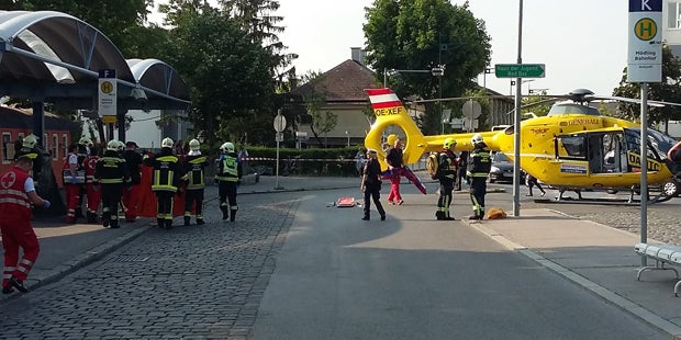 Mann am Bahnhof Mödling von Zug erfasst